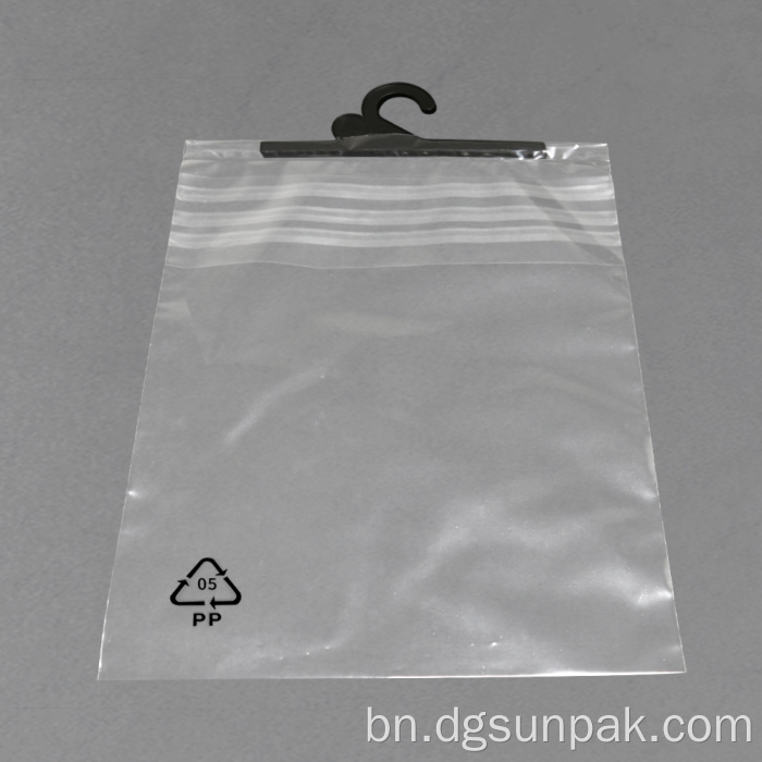 পুনর্ব্যবহৃত বায়োডিগ্রেডেবল প্যাকেজ পলিব্যাগ হুক ব্যাগ প্রদর্শন করে